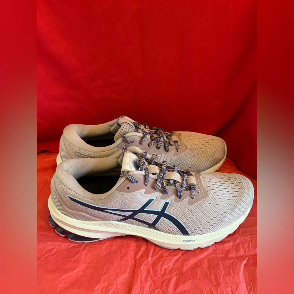 ASICS - Picture 7 of 13